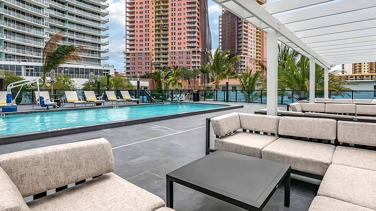 Lauderdale Beach Hotel | Nature Escape! Walk to the Beach! Spacious Unit, Pool