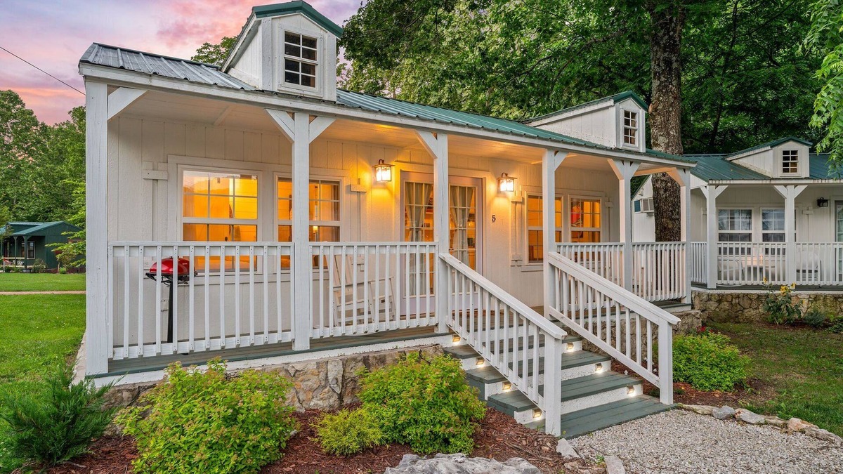 Blue Eye Cabin | Nature-Focused Getaway | Creekside Studio w/Modern Comforts & Free Ticket Perks!