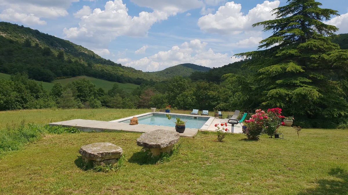 Montjustin Apartment | Nature gîte located in the Lubéron nature reserve.