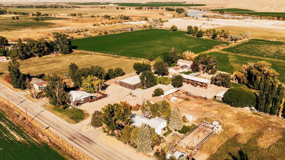 Jensen Cabin | Nature Lodge SLEEPS 80+ Family Reunions, Corporate Retreats. Entire Facility