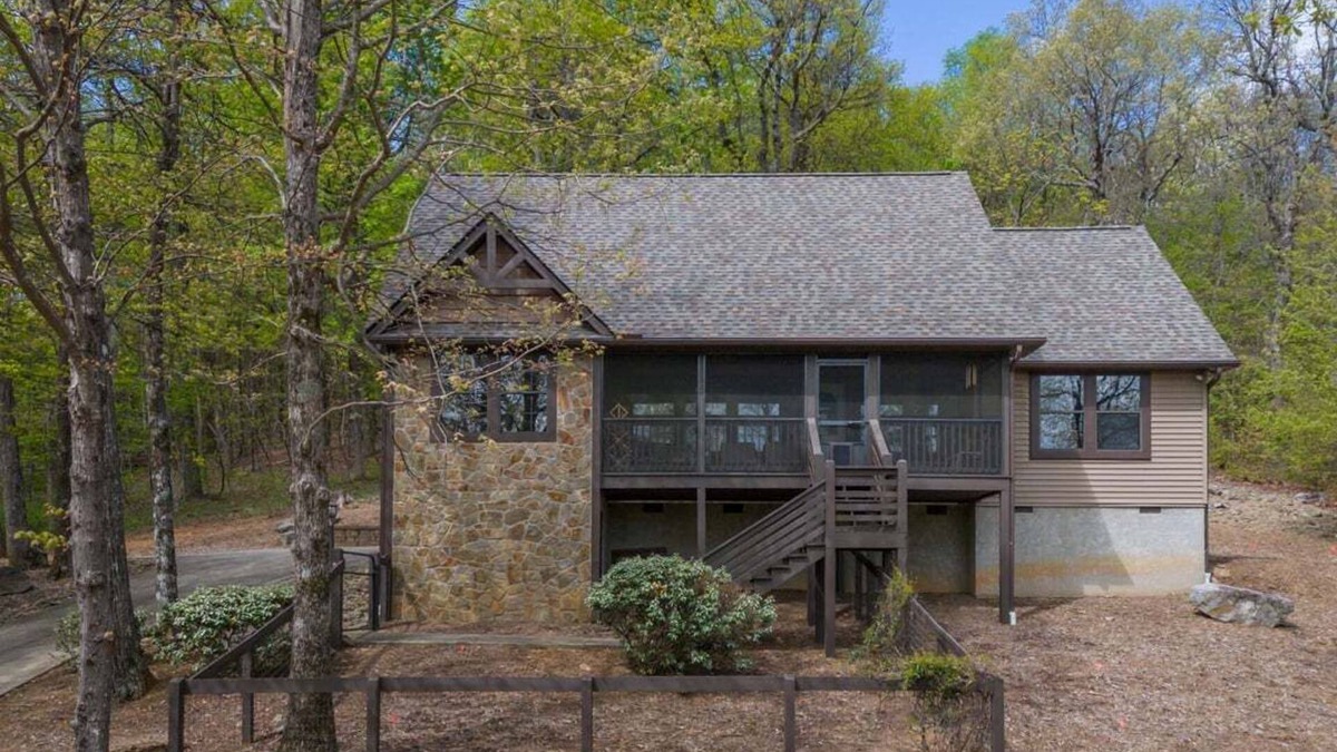 Lynn House | Nature's Getaway | Cozy, 3BR Mountaintop Cabin with Fire Pit and Fenced Yard