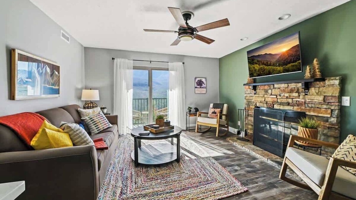 Gatlinburg - Pigeon Forge Condo | Nature Views Pool Access Mountain Hideaway