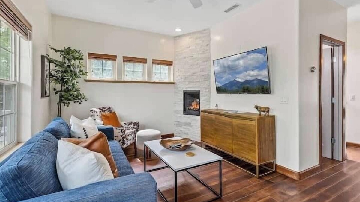Southside House | NAU/DT | Elevated 2 bdrm | Sleeps 6 | Dog Friendly