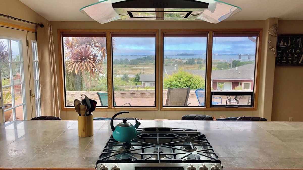 Humboldt Hill House | ⚓️ 🌊Nautical Escape- Bay Views, Patio, Near HWY101
