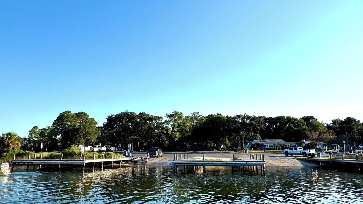 Navy Point House | Navy Point Pet Friendly 2 bedroom 1 bathroom cozy home.