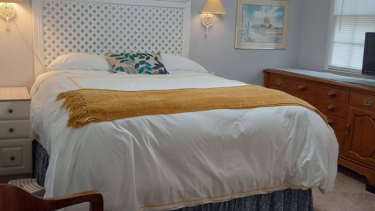 High Point House | NC Lake Retreat near HPU & downtown High Point - sleeps 13