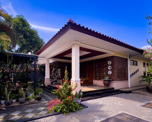 East Jakarta Villa | Ndalem Bu Fit Villa