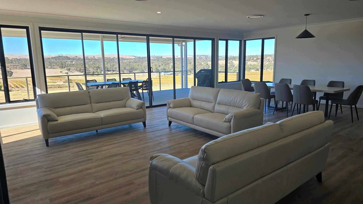 Emu Flat Villa | Neagles Retreat Villa 8-1 bedroom plus a sofa bed