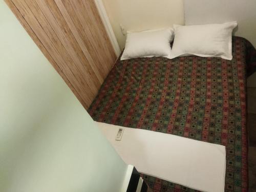 Andheri Hotel | Near Airport AC Couple Friendly Small Cozy Room at a Budget Inn