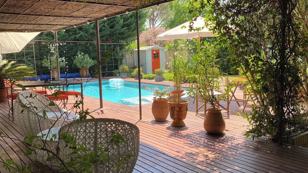 Vedene House | Near Avignon, AdriAnna guest house with terrace and private pool