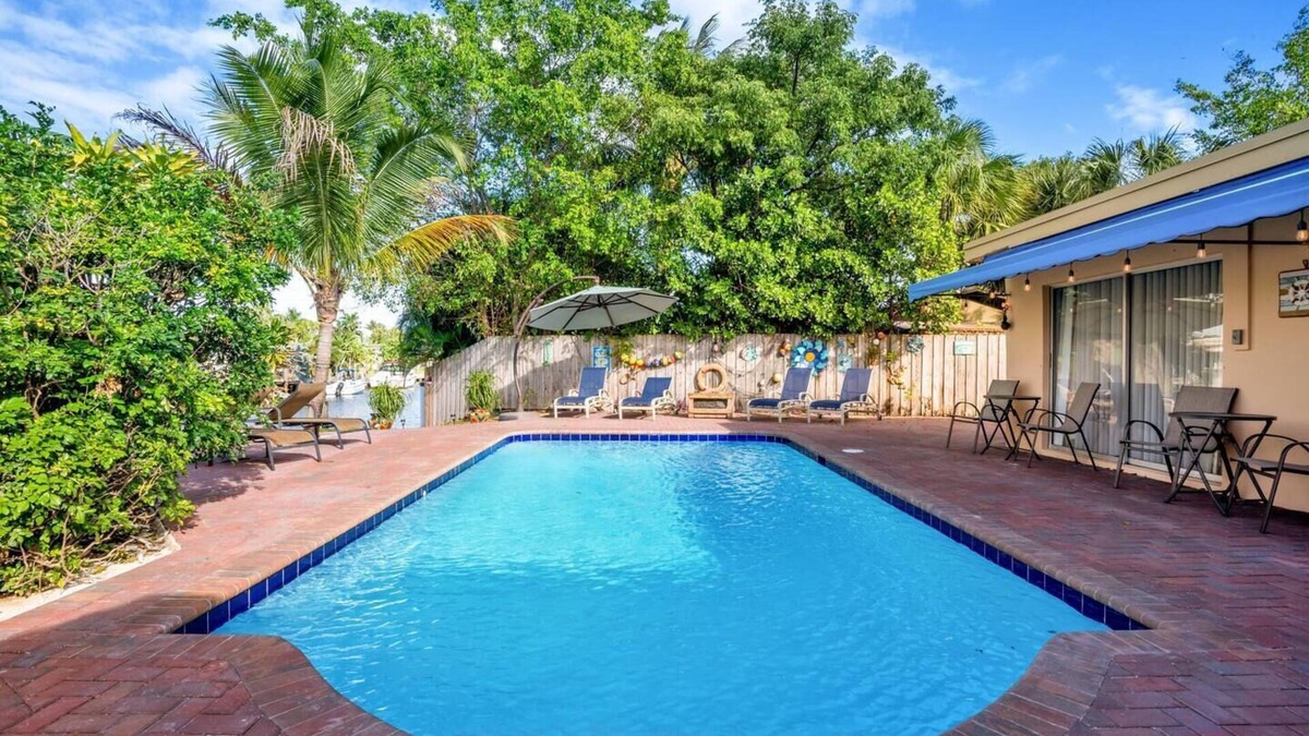 Garden Isles House | Near beach, spacious 4bd, pool/waterfront/paddle boards.