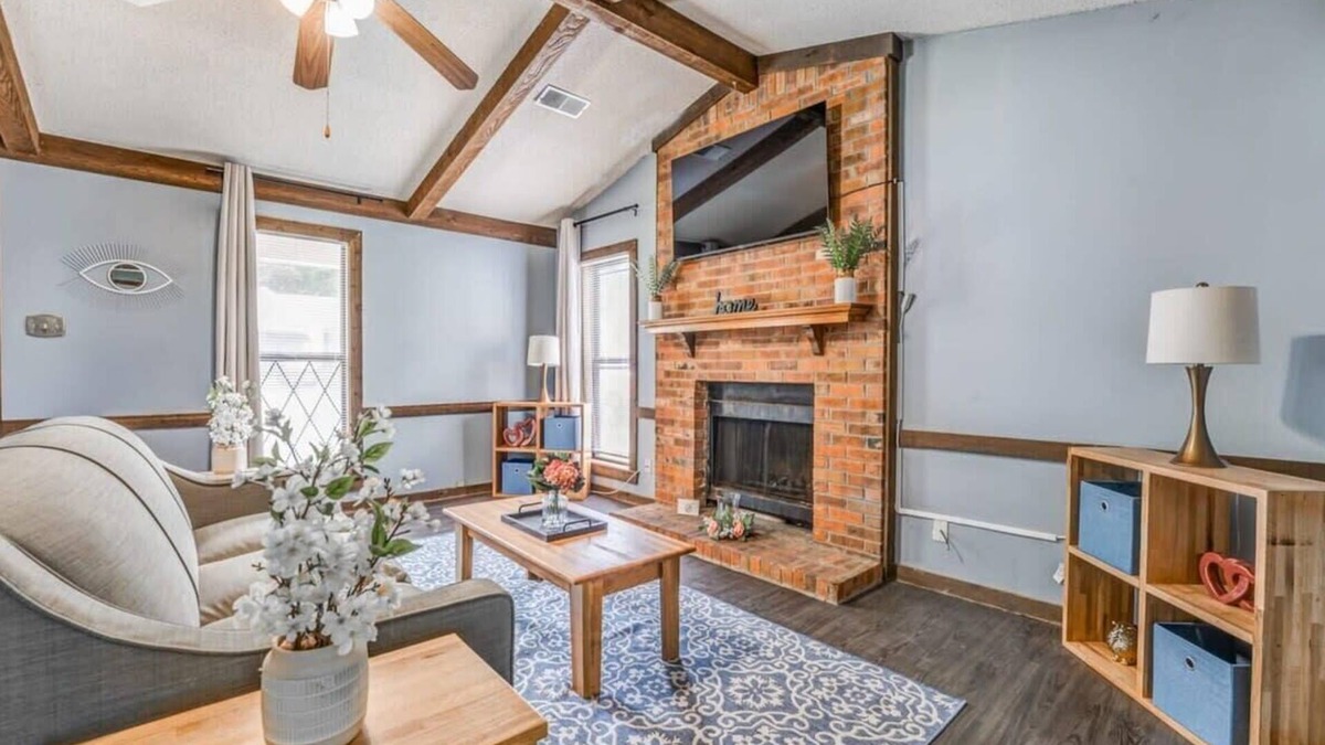 Ellendale House | Near Dining & MEM - Hickory Hill Home
