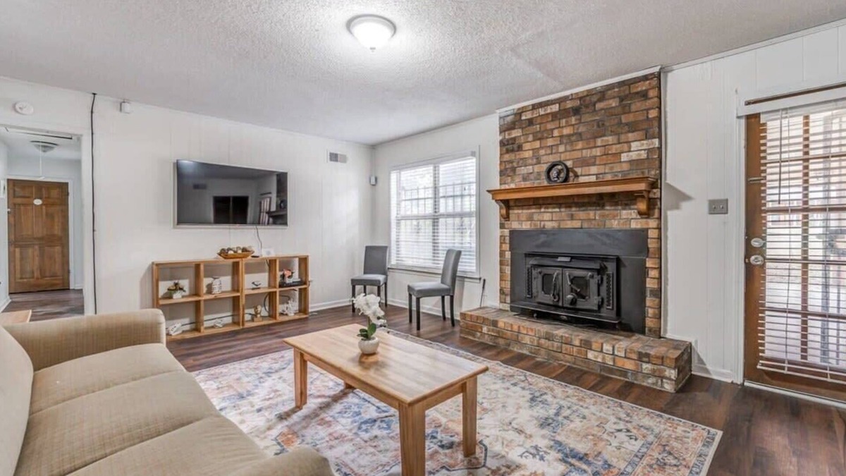 Memphis House | Near Dining & Shopping-Tranquility on Tulip Tree