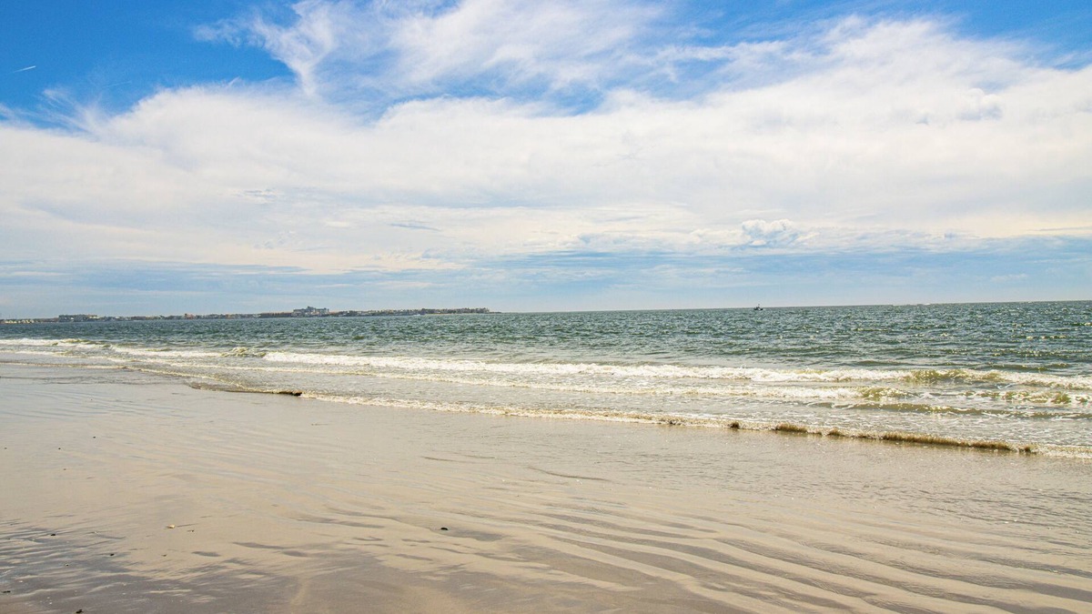 Somers Point Cottage | Near Dog Beach: Somers Point Escape w/Large Yard!