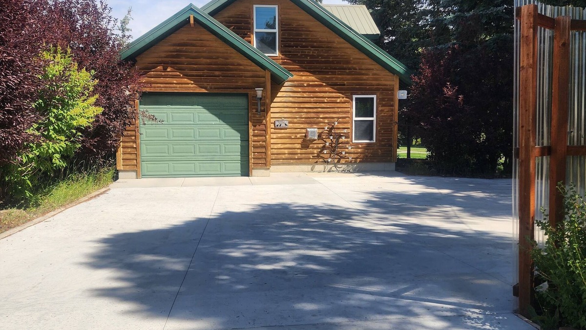 Pinedale House | Near downtown borders Pine Creek and Town Park