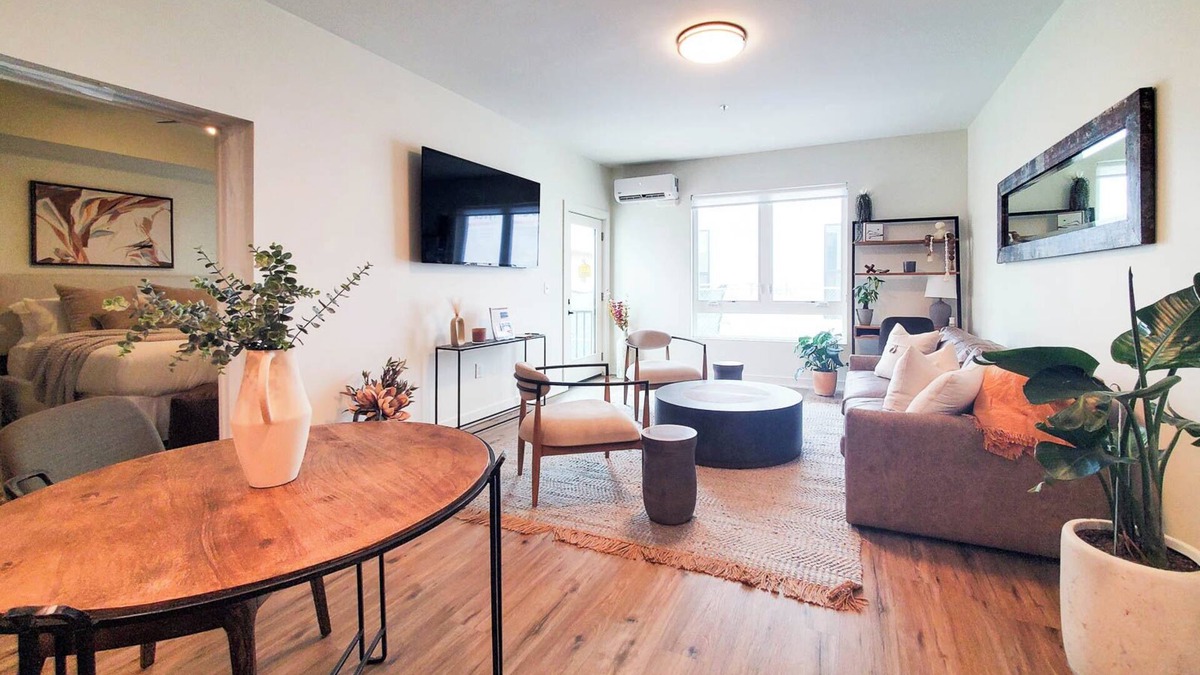 Franklin Park Apartment | Near downtown Columbus with WiFi, AC, fitness room, restaurants, and parks.