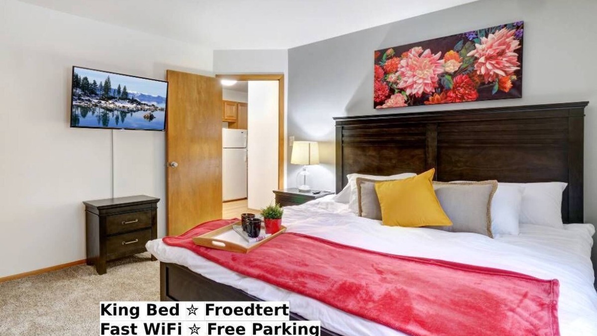 Wauwatosa Apartment | Near Froedtert, King Bed, Fast WiFi, Underground Parking
