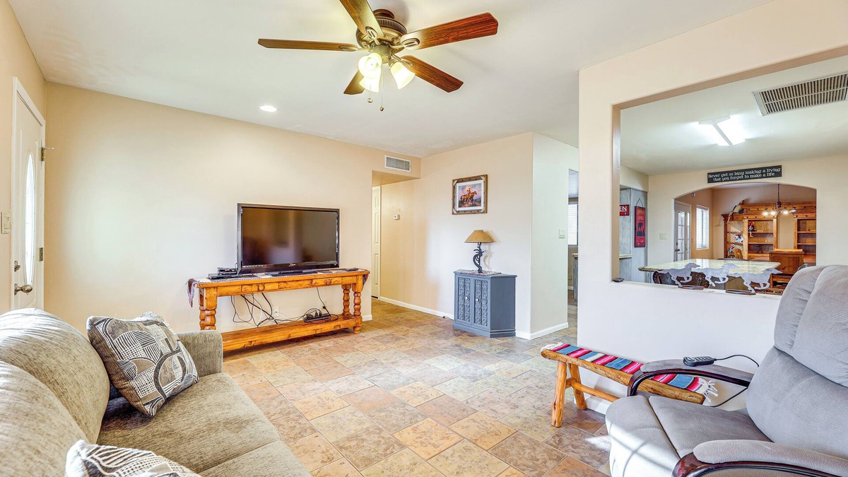 Florence House | Near Golfing & Green Spaces: Florence Family Home!