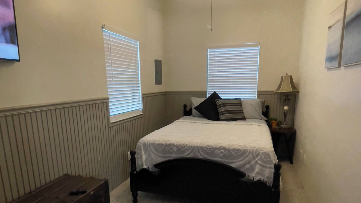 Alexander Cottage | Near Horseshoe Lake,Illinois. Entire guest house w/1 garage & plenty of parking.