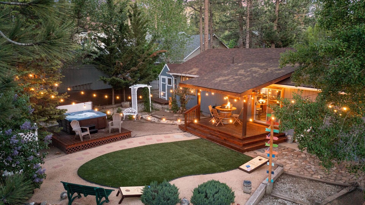 Fox Farm Cabin | Near Lake & Village - Gorgeous! ❤️ Fenced Spa EV Fire pit Ping Pong