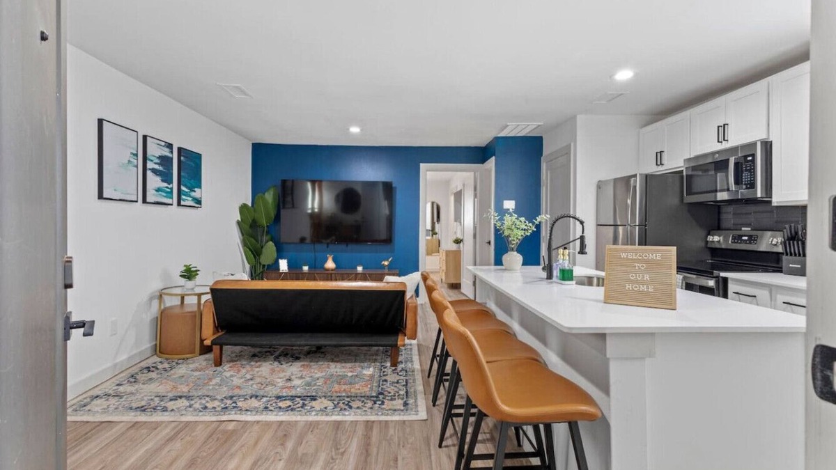 Oak Lawn Apartment | Near Medical District & Walkable to Oak Lawn Bars