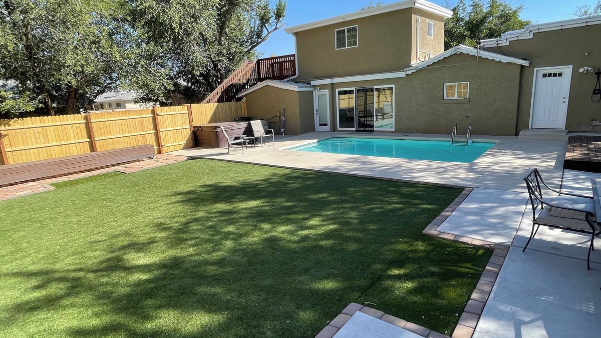 Los Duranes House | Near-North Valley Oasis! Sleeps 8! Easy Access to I-40, Pool, Hot tub, AC/Heat