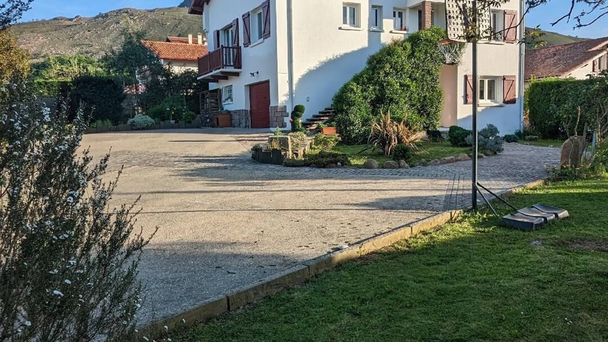Ascain Apartment | Near Rhune/beaches, new apartment on the ground floor of a Basque house. Pets welcome!
