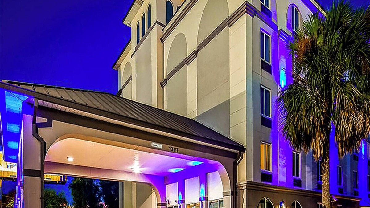 Orlando House | Near SeaWorld | Relaxing Couple Room with Outdoor Pool Access