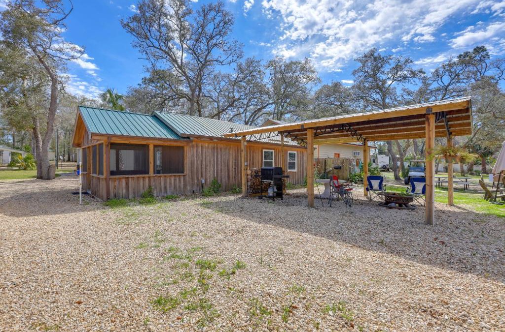 Steinhatchee Apartment | Near Steinhatchee River Studio with Screened Porch!
