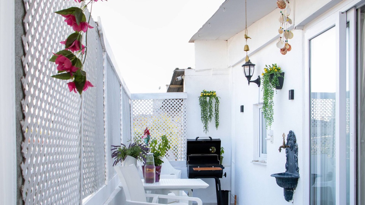 Gaziemir House | Near to airport premium romantic big Roof with barbecue jakuzi and sport area