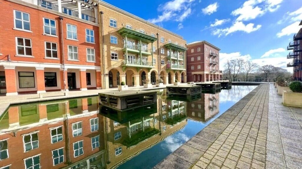 Dickens Heath Apartment | NEC. Stunning Solihull Penthouse