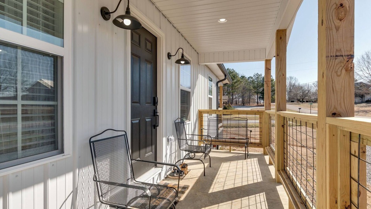 Decaturville House | Need a break? Love to fish, boat or play golf? The White House is perfect.