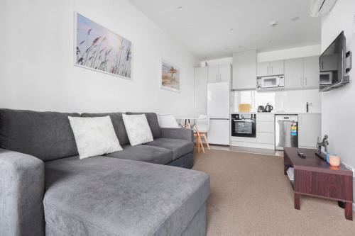 Manurewa Apartment | Neighborhood Hideaway with Air-con and Deck