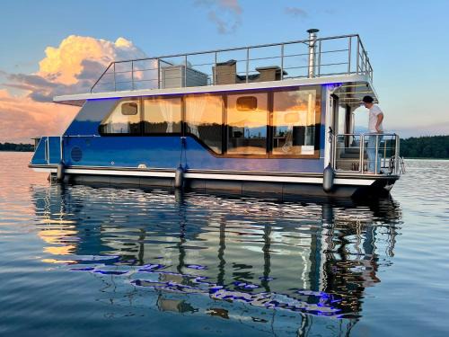 Schoeneweide Boat Rental | Nena Hausboot