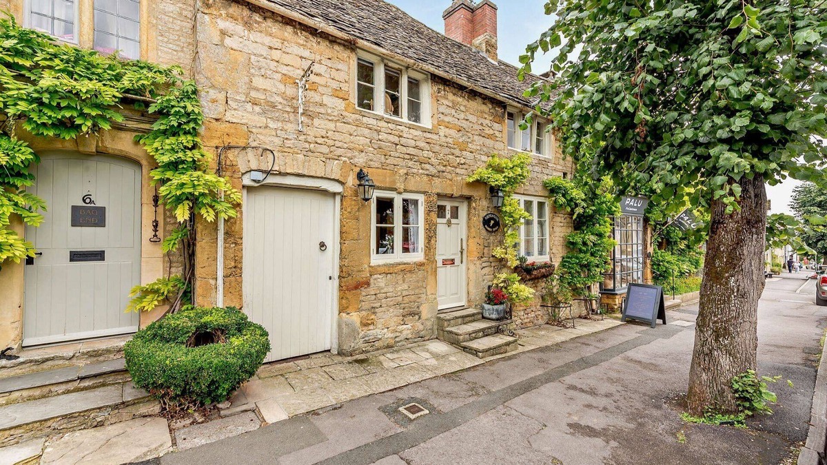 Stow-on-the-Wold Cottage | Nepenthe - a cottage that sleeps 6 guests in 3 bedrooms