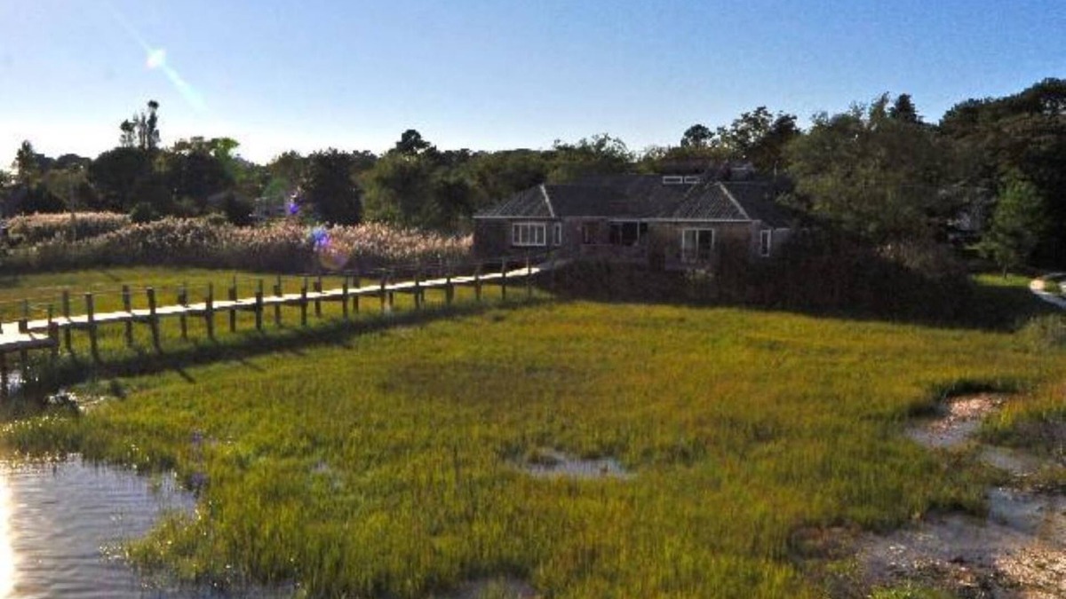 Deep Hole House | NESTLED ALONG BANKS OF ASSATEAGUE BAY OVERLOOKING THE SALT MARSHES!