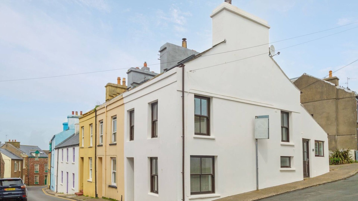 Peel House | Nestled away in the seaside town of Peel is Beach's Reach, located around the corner from the beach