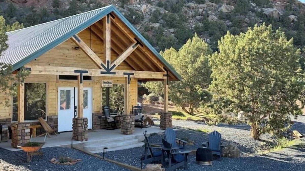 Apple Valley House | Nestled in Nature Zion’s Gateway-Jacuzzi Suite