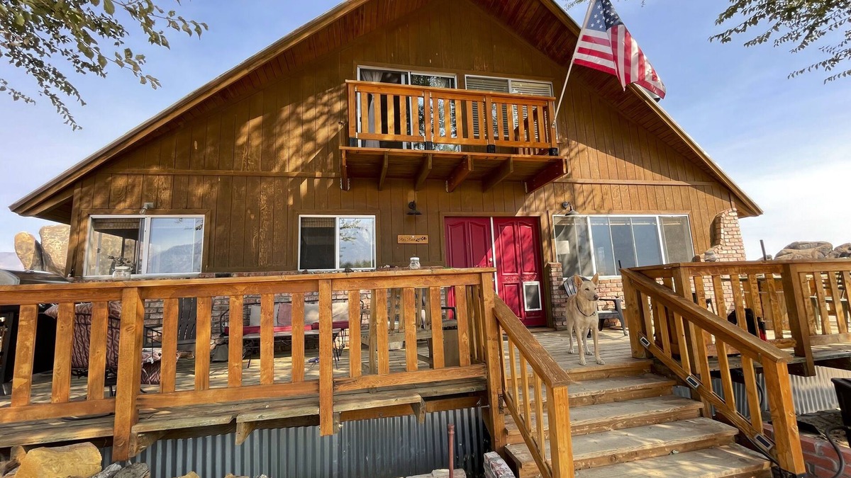 Lone Pine House | Nestled in nature with views of the Alabama Hills, Sierras and Inyo Mountains