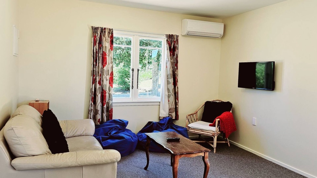 Tasman Cabin | Nestled in the heart of Tasman, this lovely cabin is located at the scenic Kina Peninsula