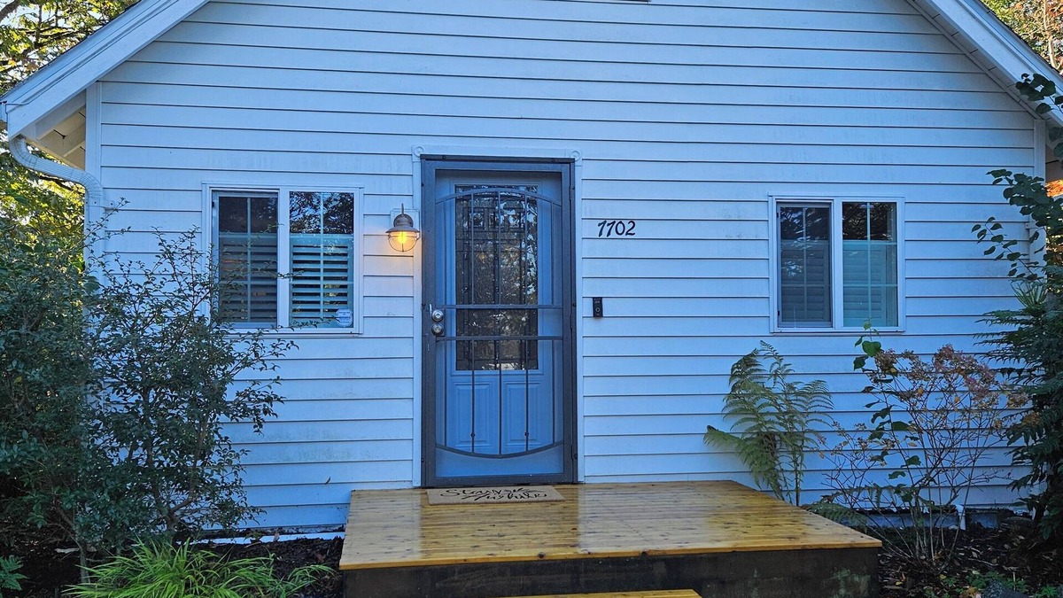 University Place House | Nestled in the charming University Place, our cozy house is a perfect retreat!