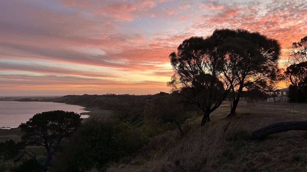 Koroit House | Nestled on Tower Hill's edge, with stunning views! Sleeps 6