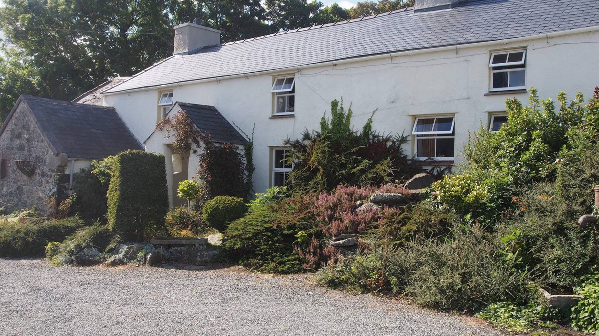 Llanerchymedd Cottage | Nestling in a quiet corner of Anglesey - beautiful traditional Welsh cottage.