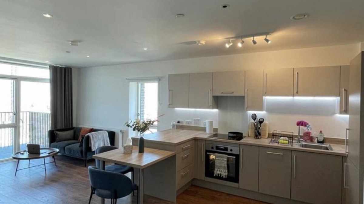 Gascoigne Apartment | NEW 1 bed modern cosy flat FREE WI-FI - with balcony