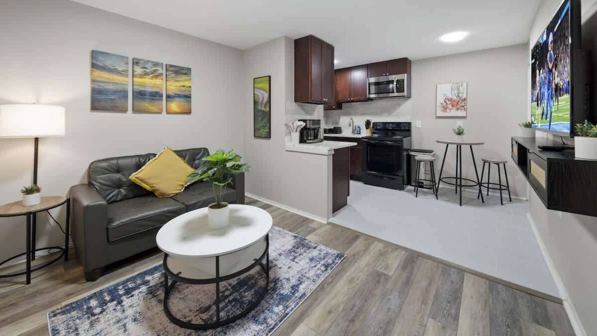 Warren Apartment | New 1BD Apartment Near Ferndale