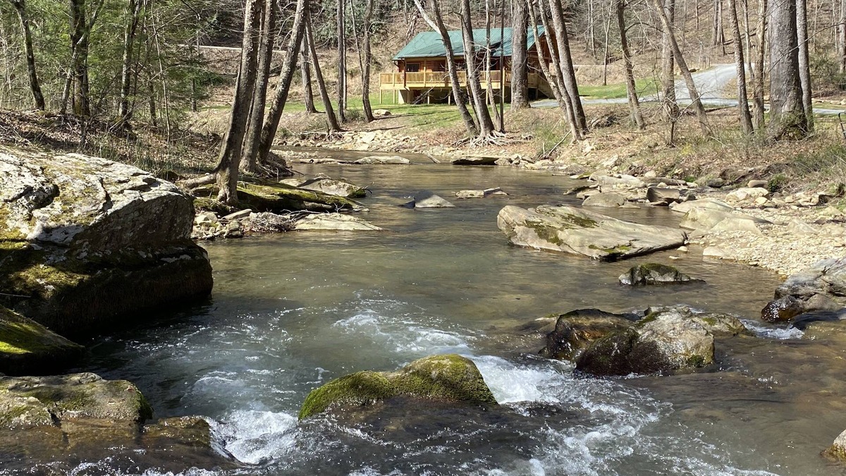 Deep Gap Cabin | New 2/2 log cabin, rushing trout stream, hot tub, fireplace, 4 acres