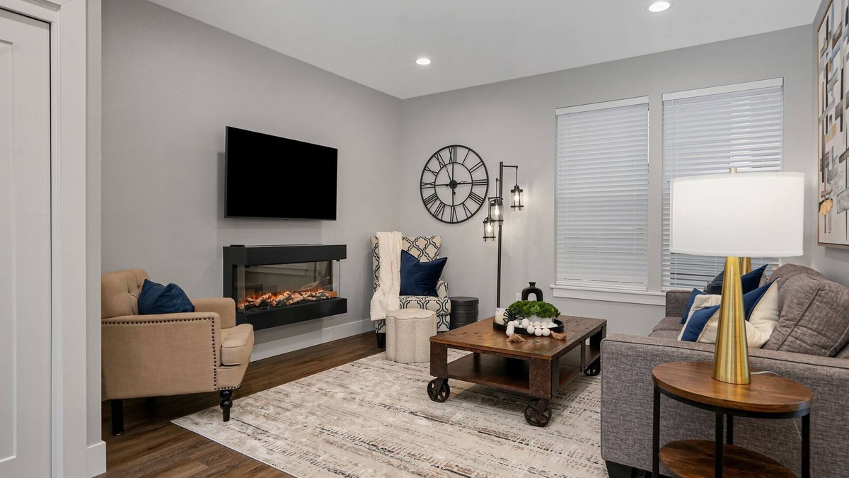 South Central House | New 2 Bd Luxury Townhouse- King Bed, Downtown, near Hospital, Close to Wineries