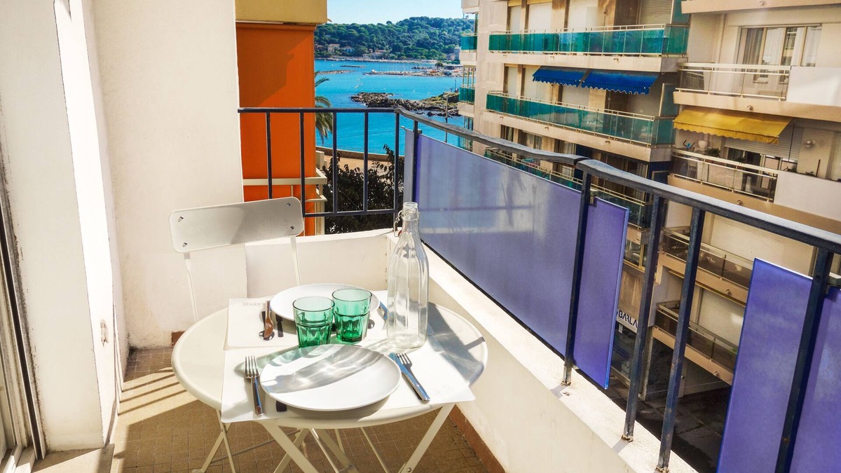Antibes City Centre Apartment | New 2 bedroom/2 bathroom apartment by the beach 🏖️with garage and A/C