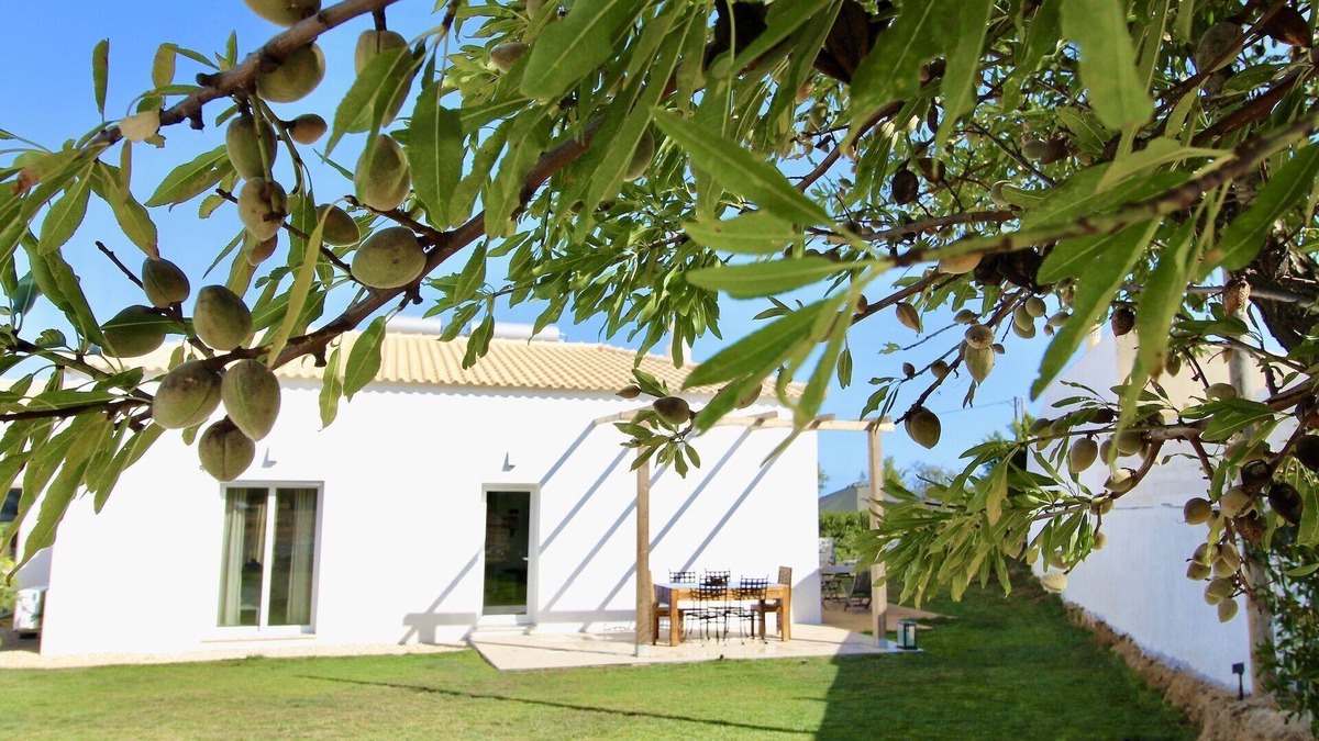 Moncarapacho e Fuseta House | New 2 Bedroom House With Garden and Shared Pool