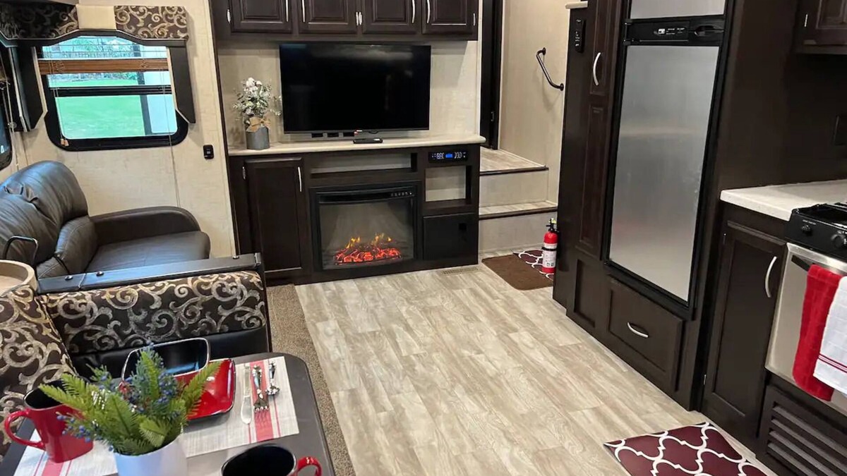 Florida Gardens House | NEW 2019 Spacious Camper - All Modern Amenities - Fast WIFI